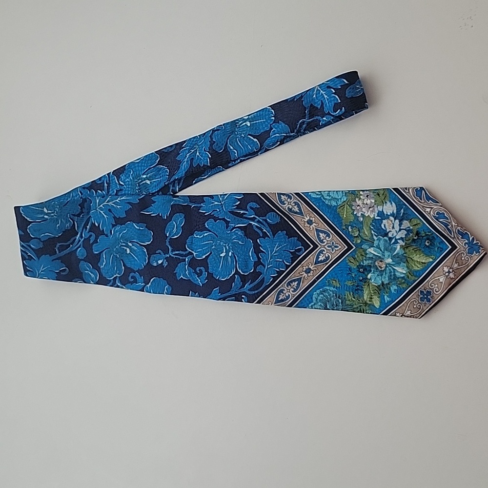 Sazzari Men's Tie 100% Silk Floral Abstract design blue and green and white